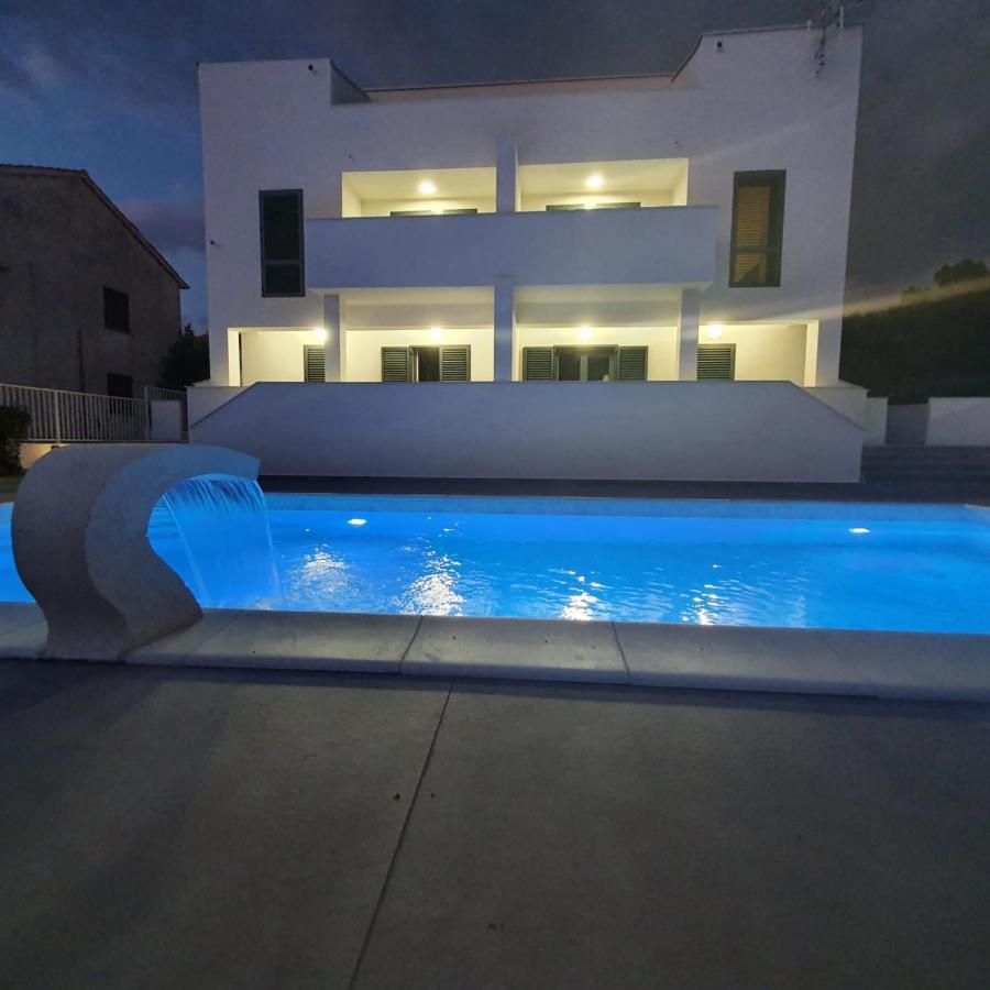 נובליה Villa Aquamarine Apartments מראה חיצוני תמונה